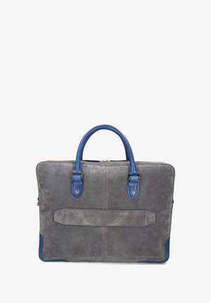 Valigetta grigia in suede con manici in pelle blu e accenti agli angoli, forma rettangolare e tracolla orizzontale sulla parte frontale.
