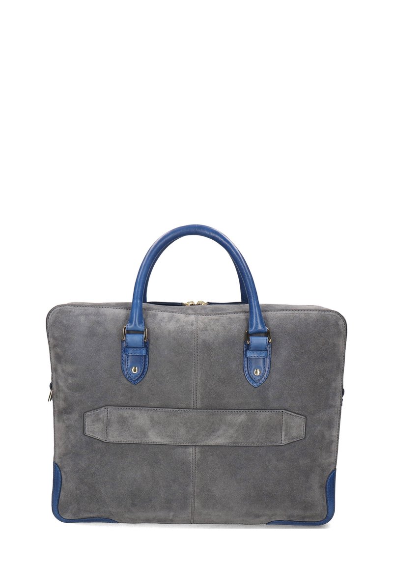 Maletín de ante gris con asas de cuero azul y acentos en las esquinas, forma rectangular y correa horizontal en el frente.