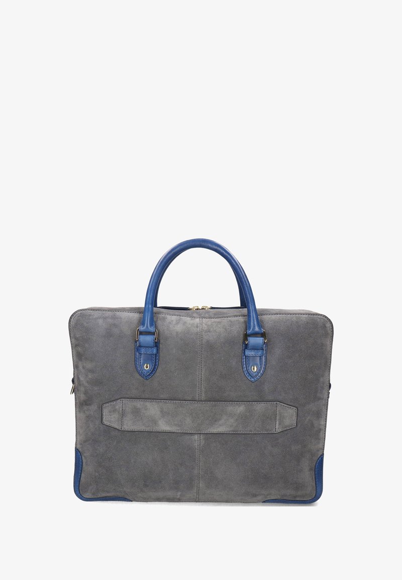 Malette en daim gris avec des poignées en cuir bleu et des accents aux coins, de forme rectangulaire, avec une sangle horizontale à l'avant.