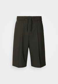 Mustat shortsit, joissa on joustava vyötärönauha ja nyörikiristys. Edessä laskokset, sivutaskut ja sileä, kevyt kangas.