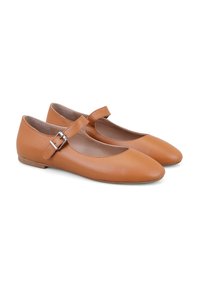 Braune Leder-Ballet flats mit einer spitzen Zehenpartie und einem verstellbaren Riemen mit einer silbernen Schnalle. Glatte Textur, flaches Design.