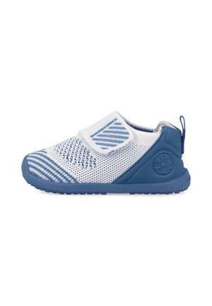 Zapato para niño pequeño tejido en blanco y azul con suela de goma antideslizante y cierre ajustable de velcro.