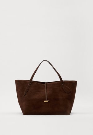 Braune Wildleder-Tasche mit zwei Griffen, glatter Textur, elongated Form und einer goldfarbenen Hardware-Besatz in der Mitte.