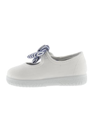 Witte canvas schoen met een ronde neus, elastische openingen en een gestreepte blauw-witte strik aan de voorkant. Gekartelde witte rubberen zool.