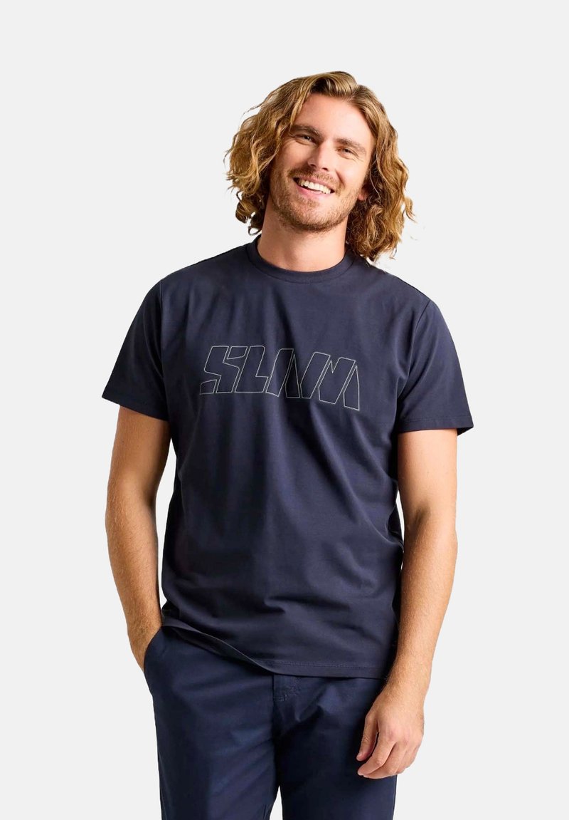 T-shirt en coton bleu marine à manches courtes, col rond, avec un graphique texturé "SLIM" de couleur contrastante sur le devant.