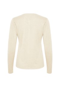 Beige hosszú ujjú felső, puha kötött anyagból, kerek nyakkivágással, testhezálló fazonnal, egyszínű textúrával, látható minták vagy díszítések nélkül.