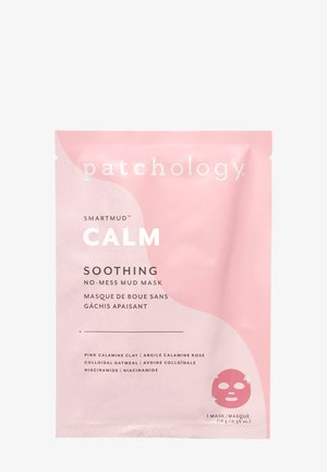Rosa emballage med en glat tekstur; har "SmartMud™ CALM" og "Soothing No-Mess Mud Mask" i hvid tekst, med en grafisk fremstilling af en ansigtsmaske.