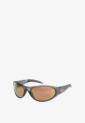 Zonnebril met een slank zwart frame, bruine gepolariseerde lenzen en subtiele branding aan de zijkant. Gladde textuur met een aerodynamische vorm.