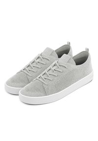Szare dzianinowe sneakersy z fakturowaną cholewką, białą gumową podeszwą i dopasowanymi sznurowadłami. W feature jest logo wytłoczone na języku.