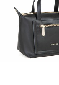 Borsa a mano in pelle nera con una forma strutturata, manici superiori, zip dorata e una tasca frontale con un design rettangolare.