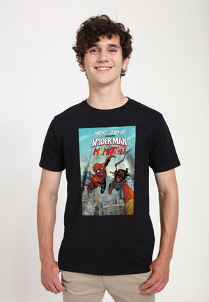 Sort bomulds t-shirt med et komik-stil grafik af Spider-Man og Ms. Marvel i aktion, med livlige farver og fed tekst.