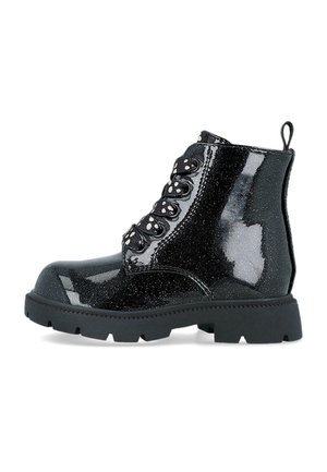 Botas de tobillo de charol negro con una suela negra gruesa, que presentan seis ojales para cordones y una lengüeta en la parte trasera. Texture brillante.