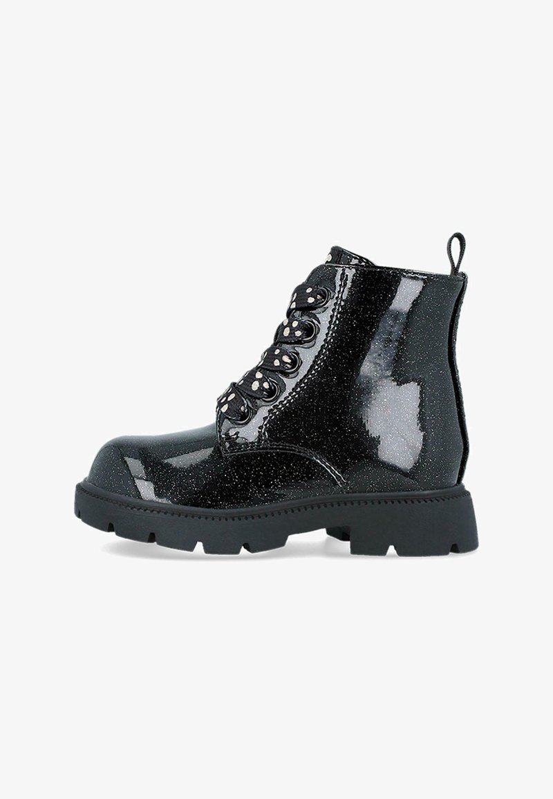 Botas de tobillo de charol negro con una suela negra gruesa, que presentan seis ojales para cordones y una lengüeta en la parte trasera. Texture brillante.