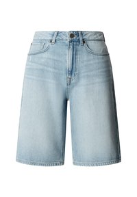 Lichtblauwe denim shorts met knoop aan de voorkant, ritssluiting, riemlussen en vijf zakken, getoond op een witte achtergrond.
