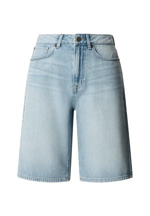 Shorts en denim bleu clair avec bouton à l'avant, fermeture éclair, passants pour ceinture et cinq poches, présentés sur un fond blanc.