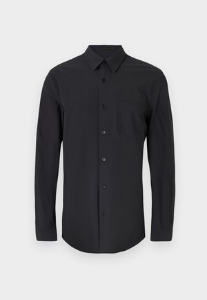Cămașă neagră cu mânecă lungă dintr-un material neted, cu guler clasic, închidere cu nasturi și un buzunar pe piept pe partea stângă.