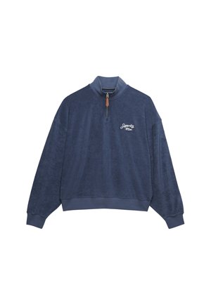 Marineblauwe trui met een kwart rits, lange mouwen, geribbelde manchetten en zoom, en een klein wit "Superdry"-logo op de borst.