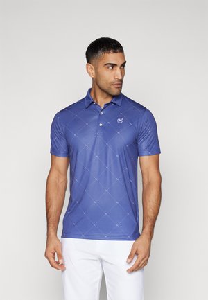 Polo blu in tessuto liscio, con motivo a diamante e dettagli bianchi, tre bottoni al colletto e un logo sul petto.