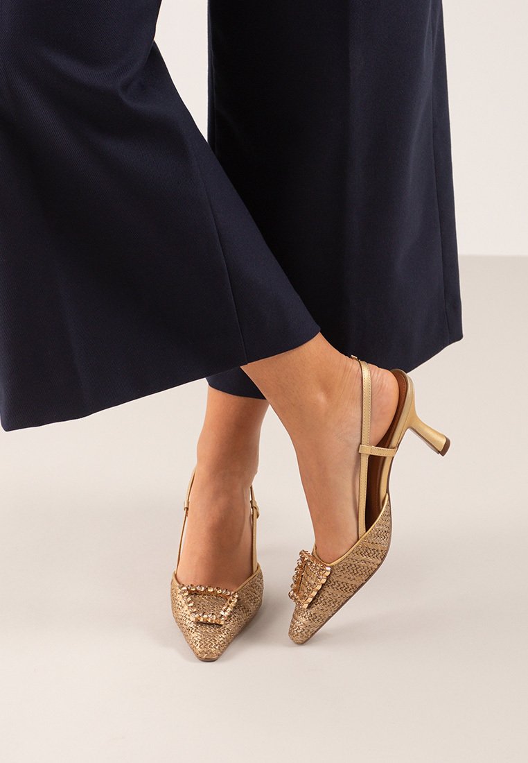 Zapatos slingback en tono dorado con punta afilada, diseño de tejido texturizado y lazo decorativo en el empeine; altura del tacón de 5 cm.