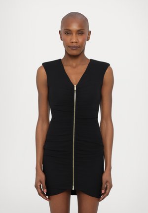 Robe noire sans manches avec un décolleté en V et une fermeture éclair dorée à l'avant ; présente une texture froncée et une silhouette ajustée, longueur genou.