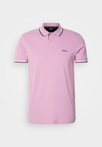 Polo à manches courtes violet clair avec col et poignets de manches rayés noir et blanc, patte à deux boutons, et logo « BOSS » sur la poitrine.