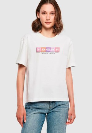 Vit t-shirt med kort ärm som har en rektangulär grafisk bild med texten "IDGAF" i färgglada blockbokstäver och "always and forever" nedanför.