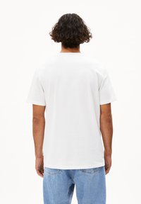 Witte katoenen t-shirt met korte mouwen, een ronde hals en een ontspannen pasvorm. De achterkant heeft een simpele uitstraling, zonder zichtbare logo's of patronen.