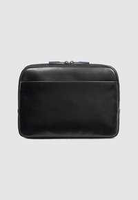 Zwarte leren laptoptas met een gladde textuur, afgeronde hoeken, een voorvak en dubbele rits sluiting aan de bovenkant.