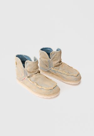 LUKAS UNISEX - Enkelkaarsjes - light clay