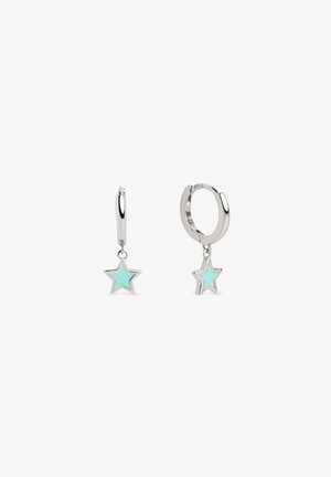 Los pendientes de aro plateados presentan colgantes en forma de estrella de un azul claro. Las estrellas están contornadas en plata, creando un contraste con el color interior.