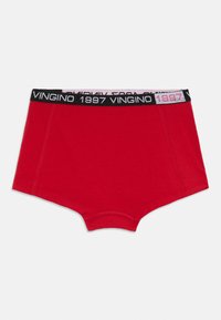Červené bavlnené trenky štýlu trunk s čiernym pásom, na ktorom je biele a ružové písmo "VINGINO 1997." Hladká textura, jednoduchý dizajn.