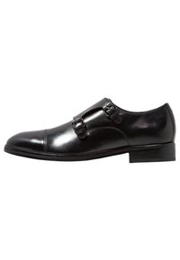 Zwarte leren dresschoenen met een ronde neus, dubbele gespen en een lage hak. Glad oppervlak met een gepolijst afwerking.