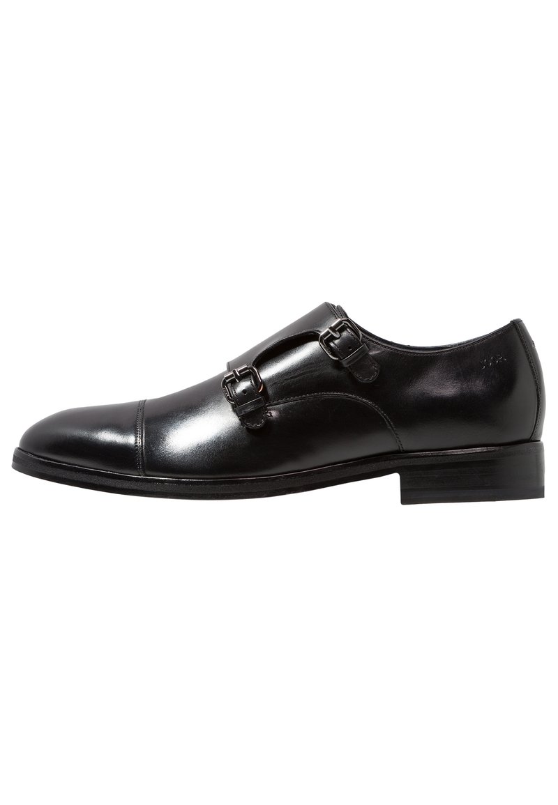 Zwarte leren dresschoenen met een ronde neus, dubbele gespen en een lage hak. Glad oppervlak met een gepolijst afwerking.