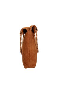 Borsa a tracolla in suede marrone con un design trapuntato, spallacci a catena e un'apertura superiore arricciata. Presenta una base piatta per stabilità.