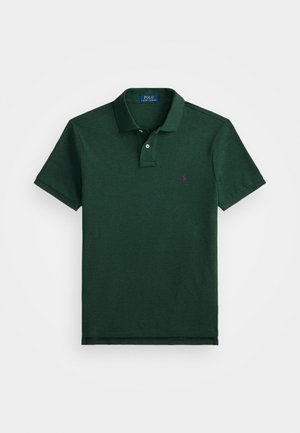 Tume roheline polo-särk, mis on valmistatud tekstuuriga kangast, klassikalise krae, lühikeste varrukate ja väikese lilla logoga vasakul rinnal.