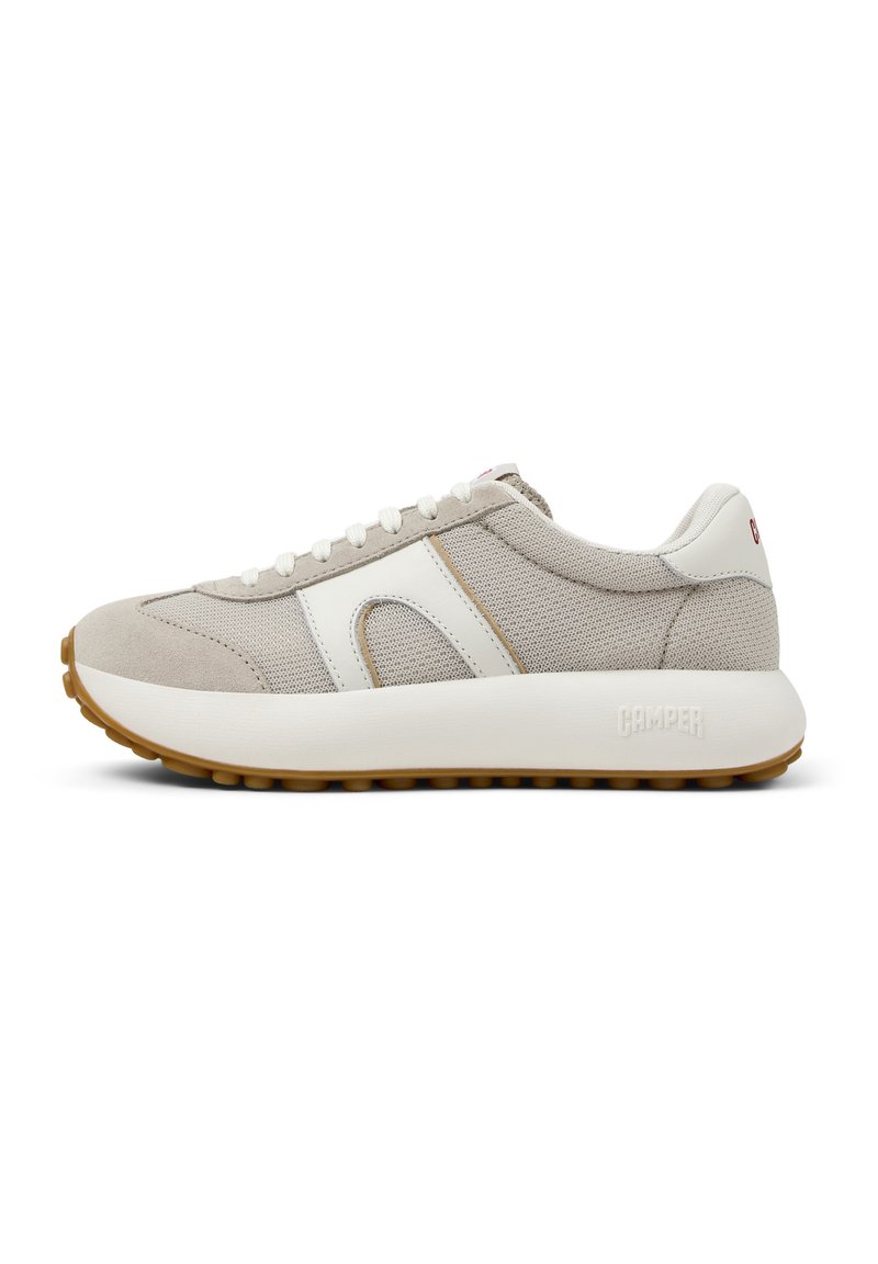 Sneaker beige realizzato con materiali in rete e suede, dettagli bianchi, lacci rotondi, suola spessa con presa texture e logo "CAMper" sul tallone.