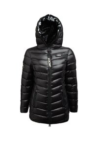 Juodas pūkinis švarkas su užtrauktuku ir gobtuvu. Turi siuvinėtus skyrius, dvi priekinės kišenes ir ženklą ant gobtuvo pamušalo ir krūtinės.