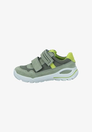 Szare i zielone buty sportowe z siateczkowym i zamszowym wierzchem, podwójnymi paskami na rzep, białą podeszwą i teksturowanym wykończeniem.