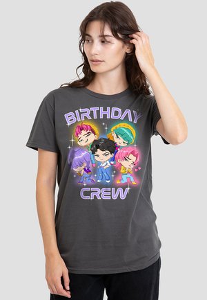 KPOP DEMON HUNTERS SAJA BOYS BIRTHDAY CREW GROUP - Print T-shirt - anthracite