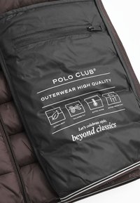 Czarna, wodoodporna podszewka kurtki z kieszonką na zamek i nadrukowanymi ikonami. Zawiera tekst: "POLO CLUB®, odzież wierzchnia najwyższej jakości" oraz informacje o pielęgnacji.