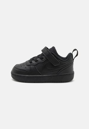 Czarne sneakersy z gładkiej skóry, wyposażone w pasek na rzep, zaokrąglony nos i teksturowaną podeszwę. Minimalistyczny design z akcentem logo.
