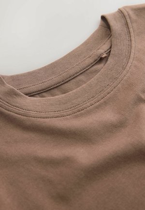 Tricou maro din bumbac cu o textură netedă, cu guler rotund și tivuri cusute. Materialul pare ușor și moale.