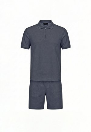 Dunkelgraues Polohemd mit kurzen Ärmeln und Reißverschluss sowie passender Shorts, auf schlichtem weißem Hintergrund dargestellt.