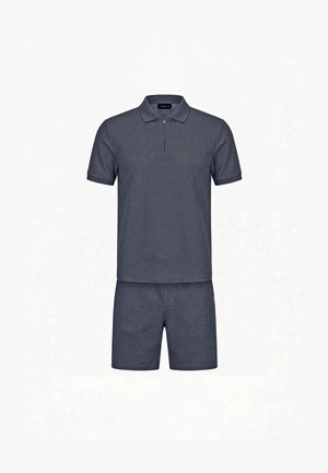 Tumehall lühikeste varrukatega polosärk luku ja sobivate lühikeste pükstega komplekt, esitatud lihtsal valgel taustal.