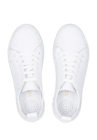 Weiße Leder-Sneakers mit glatter Oberfläche, runder Spitze, flacher Sohle und durchlöchertem Fußbett. Besitzt weiße Schnürsenkel und dezente Markenkennzeichnung im Inneren.