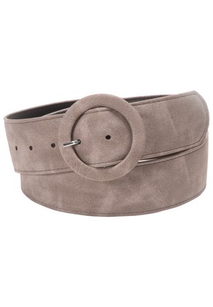 Pasek ze zamszu w kolorze taupe z szeroką, okrągłą klamrą i wieloma otworami do regulacji, pokazany zwinięty na białym tle.