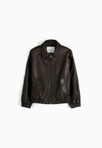 Hnědá kožená bomber bunda s předním zipem, límcem, elastickými manžetami a dvěma šikmými předními kapsami se zapínáním na patentky.