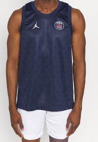 Námořnický basketbalový dres s pružnou texturou, na prsou s bílým logem Jumpman a kulatou nášivkou Paris Saint-Germain.
