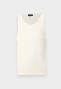 Λευκή βαμβακερή φανέλα με ριμπ υφή, στρογγυλή λαιμόκοψη και χωρίς μανίκια. Διαθέτει μια μικρή ετικέτα λογότυπου στο κάτω αριστερό μέρος.