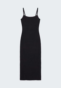 Robe noire sans manches en maille côtelée avec fines bretelles et encolure droite, s'étendant jusqu'à mi-mollet.